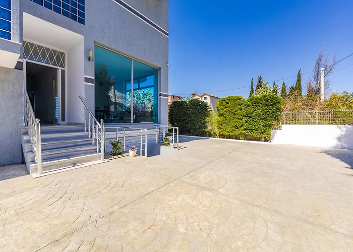 Apartment Peaceful With Views By Pikhost *